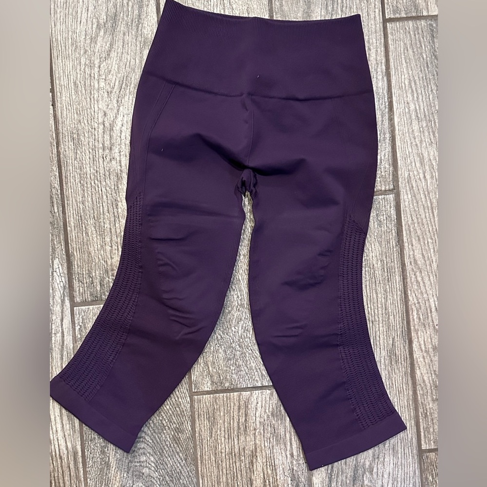 Lulu Lemon plum knee length leggings size 6